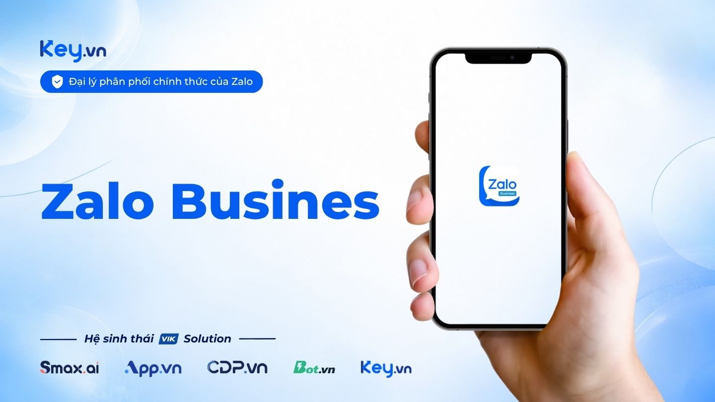 Một bàn tay cầm điện thoại, trên màn hình hiện biểu tượng Zalo Business